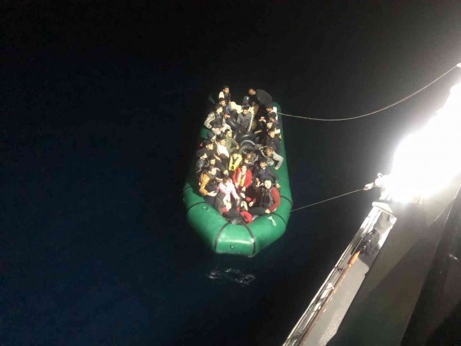 İ̇zmir Açıklarında 143 Göçmen Kurtarıldı, 31 Göçmen Yakalandı