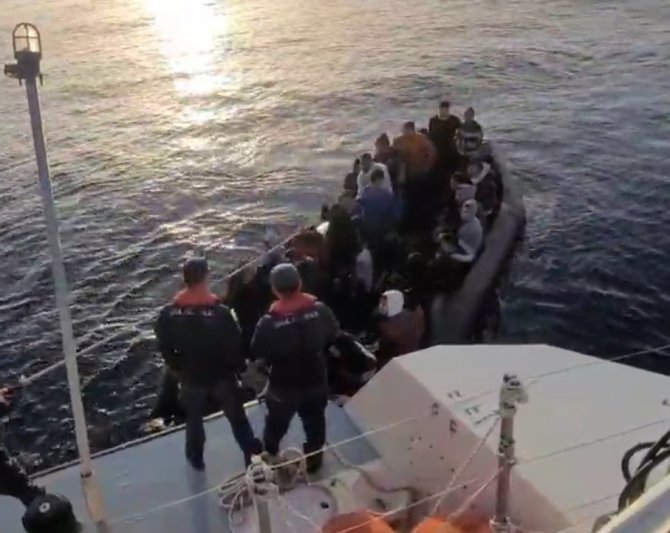 İ̇zmir Açıklarında 143 Göçmen Kurtarıldı, 31 Göçmen Yakalandı