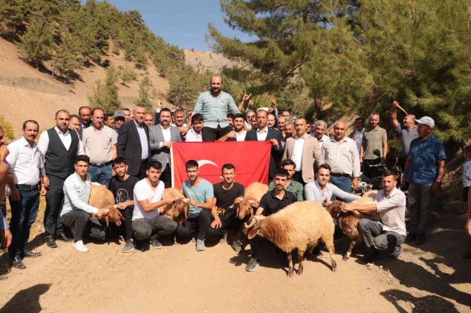 Şampiyon Pehlivanlar Omuzlarla Taşındı, Koçlar Kesildi