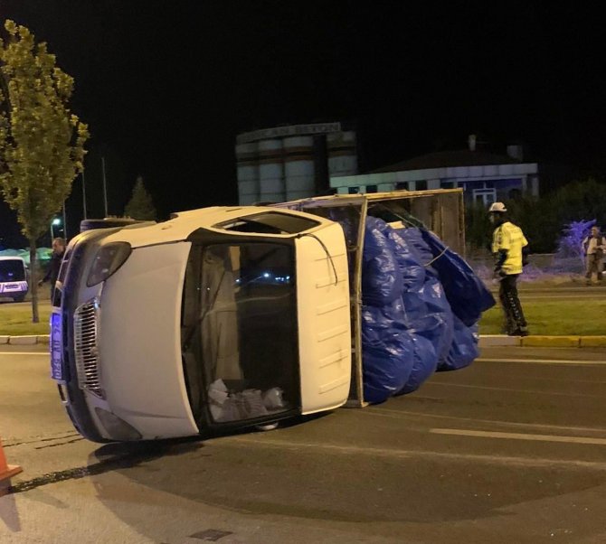 Kamyonet Devrildi: 1 Yaralı