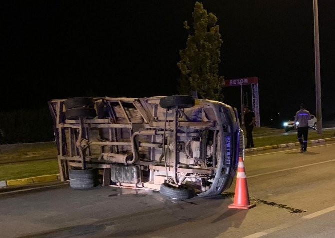 Kamyonet Devrildi: 1 Yaralı