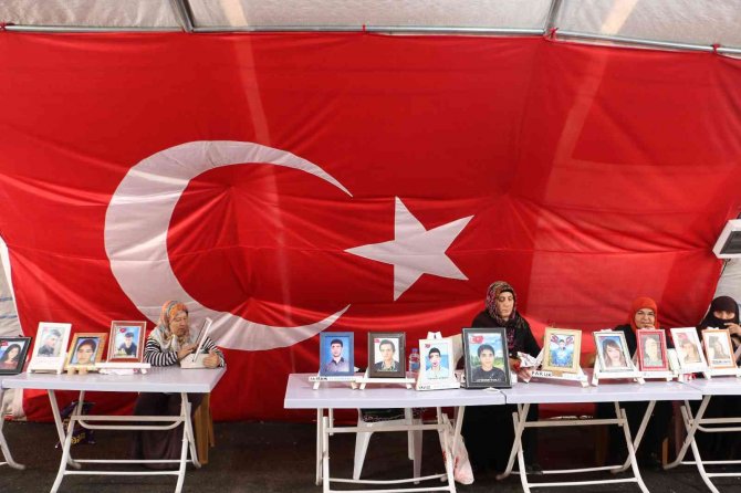 Hdp’ye Kepenk Kapattıran Ailelerin Evlat Nöbeti Bin 127’nci Gününde