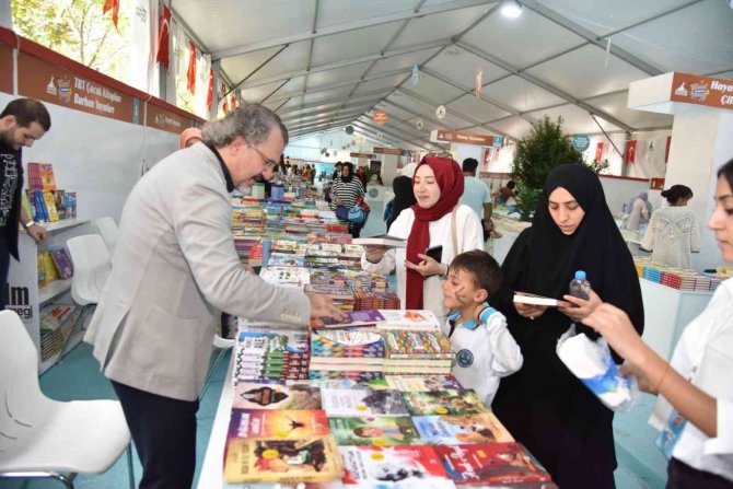 Yazar Aslanhan: "Okuduğunuz Kitaplar Geleceğinizi Belirler"