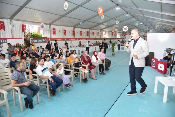 Yazar Aslanhan: "Okuduğunuz Kitaplar Geleceğinizi Belirler"