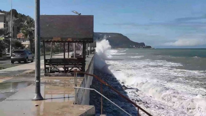 Karadeniz’de 5 Metreyi Aşan Dalgalar Sahili Dövdü