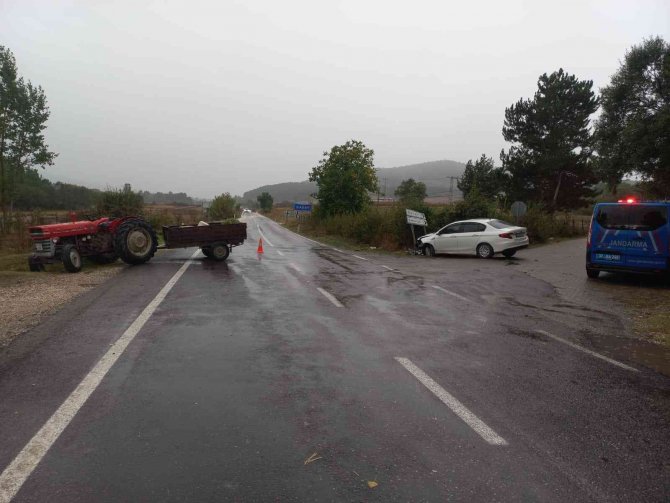 Kastamonu’da Otomobil İle Traktör Çarpıştı: 4 Yaralı