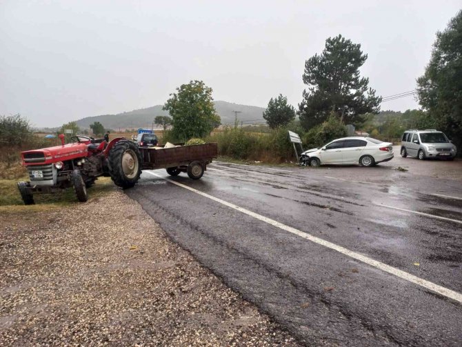 Kastamonu’da Otomobil İle Traktör Çarpıştı: 4 Yaralı