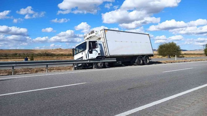 Kontrolden Çıkan Kamyon Orta Refüje Girdi
