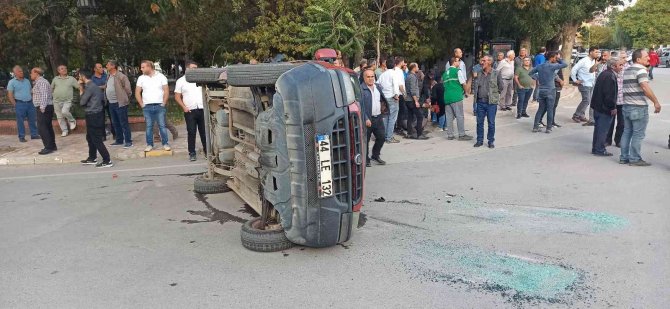 Otomobille Çarpışan Hafif Ticari Araç Devrildi: 1 Yaralı