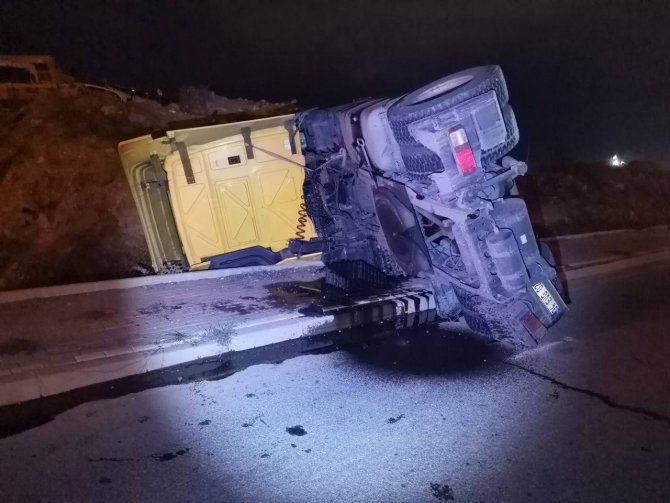 Gebze’de Refüje Çarpan Kamyon Yan Yattı: 2 Yaralı
