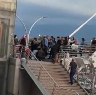 Köprüden D-100 Karayoluna Sarkan Vatandaş Yürekleri Ağza Getirdi