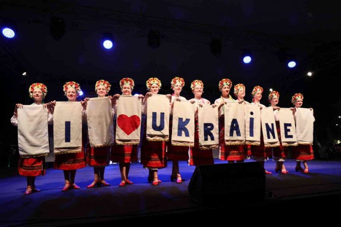 9 Ülke Dansçıları Side’ye Renk Kattı