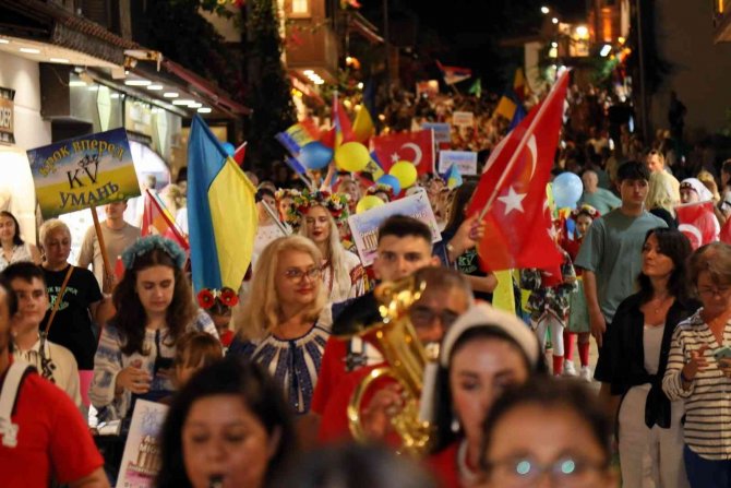 9 Ülke Dansçıları Side’ye Renk Kattı