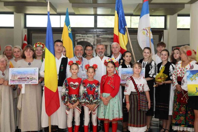 9 Ülke Dansçıları Side’ye Renk Kattı