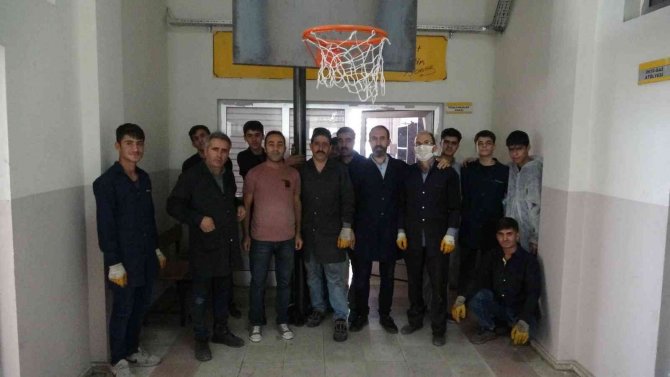 Fabrika Gibi Lise: 77 Okulun Spor Malzemeleri Bu Okulda Yapılıyor