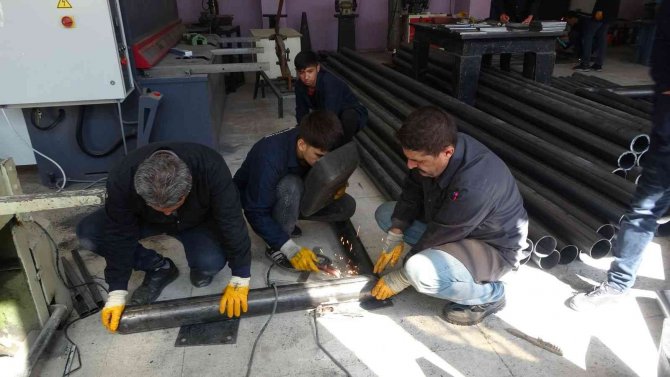 Fabrika Gibi Lise: 77 Okulun Spor Malzemeleri Bu Okulda Yapılıyor