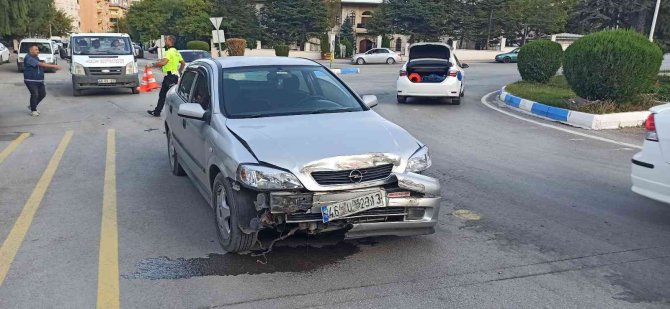 Otomobille Çarpışan Hafif Ticari Araç Devrildi: 1 Yaralı