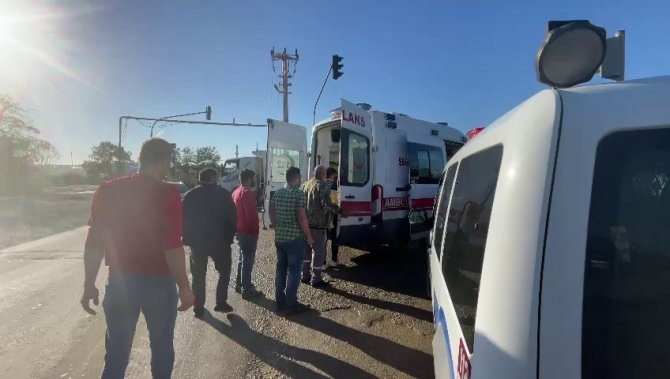 Motosiklet İle Panelvan Tipi Araç Çarpıştı: 2 Yaralı