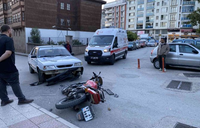 Sinop’ta Otomobille Çarpışan Motosiklet Sürücüsü Yaralandı