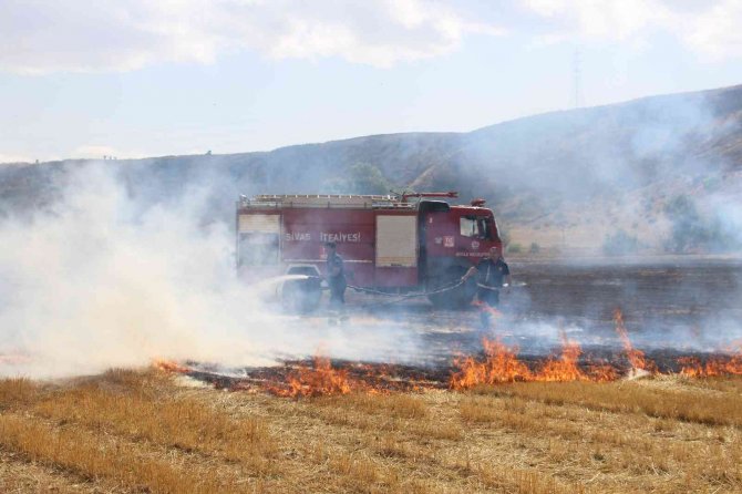 İ̇tfaiye Suyla, O İse Yaba İle Müdahale Etti