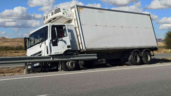 Kontrolden Çıkan Kamyon Orta Refüje Girdi