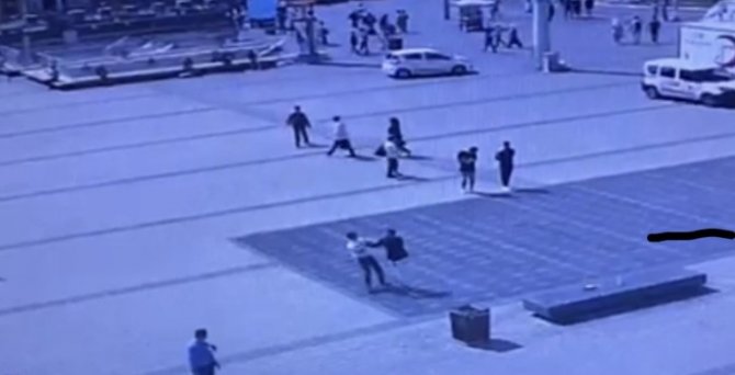Taksim Meydanı’nda Önce Darp, Sonra Gasp Kameraya Yansıdı