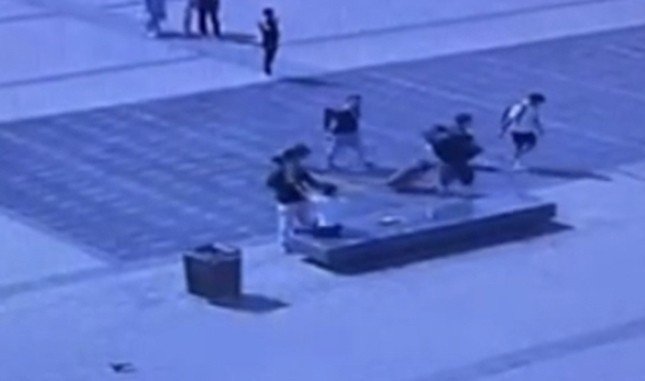 Taksim Meydanı’nda Önce Darp, Sonra Gasp Kameraya Yansıdı