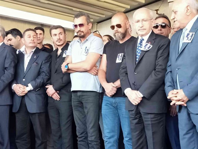 "İ̇stek Şarkı" Cinayetine Kurban Giden Müzisyen Onur Şener Son Yolculuğuna Uğurlandı