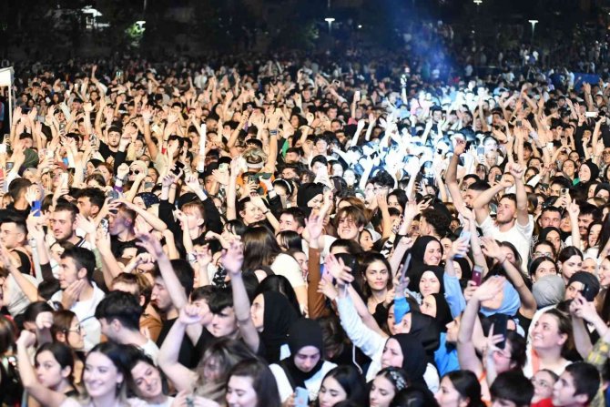 Ortahisar Millet Bahçesi’nde Gençlik Şöleni Coşkusu