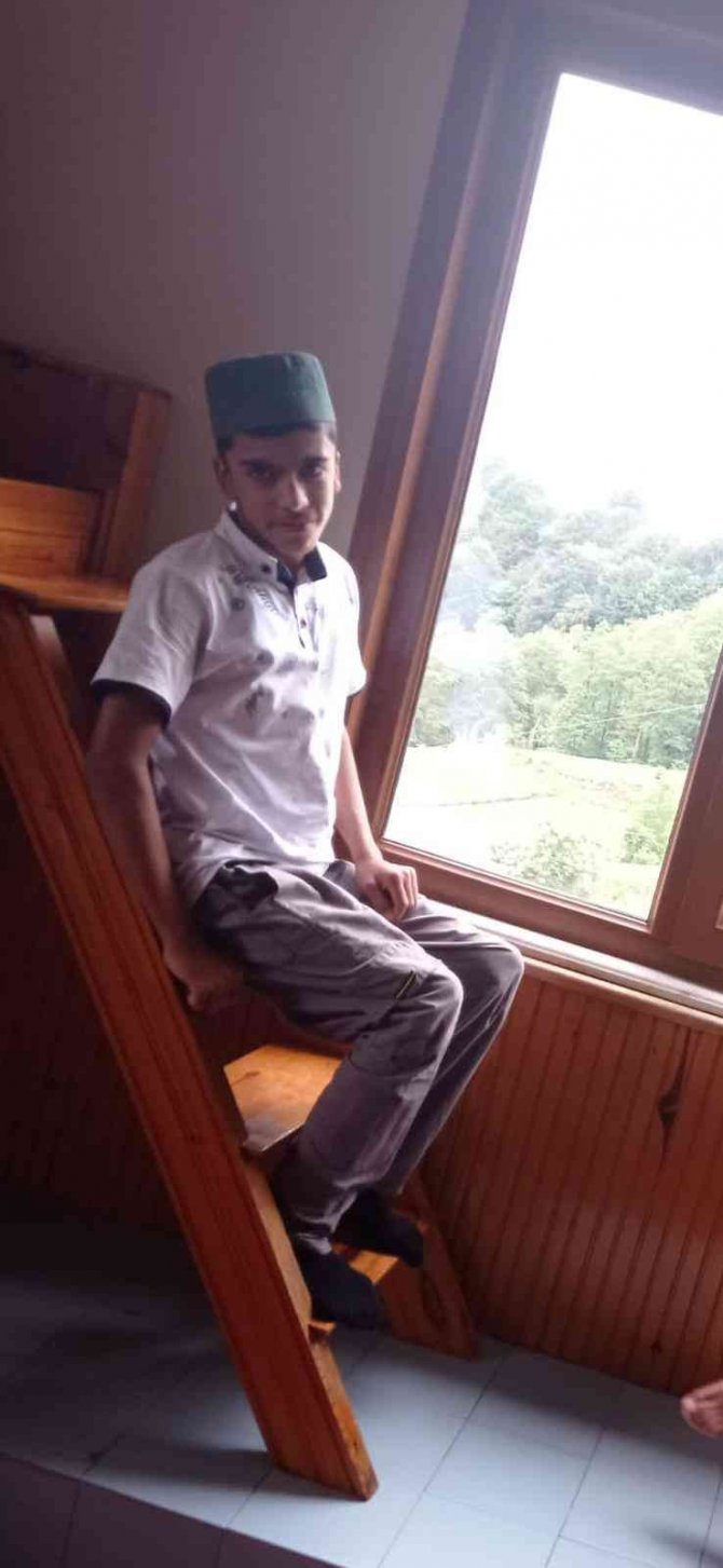Kur’an Kursu Öğrencisi 16 Yaşındaki Ahmet 9 Gündür Kayıp Olarak Aranıyor