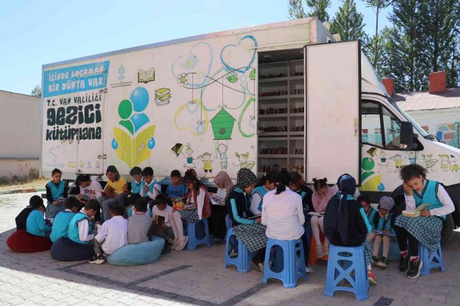 Gezici Kütüphaneyle Öğrenciler Kitaplarla Buluşturuluyor