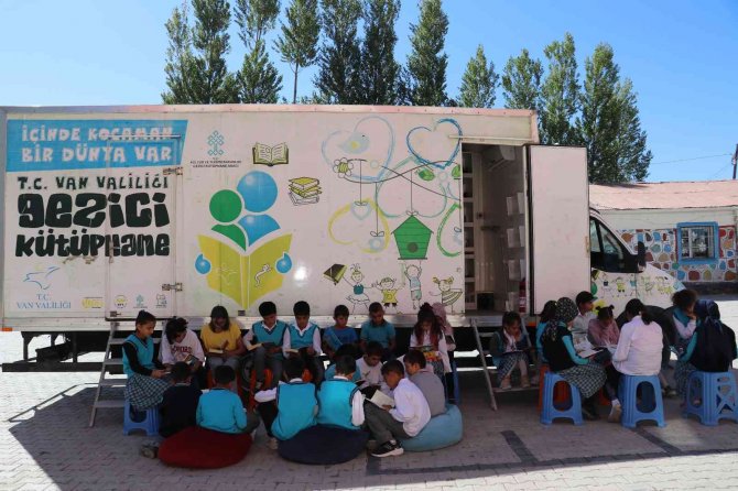 Gezici Kütüphaneyle Öğrenciler Kitaplarla Buluşturuluyor