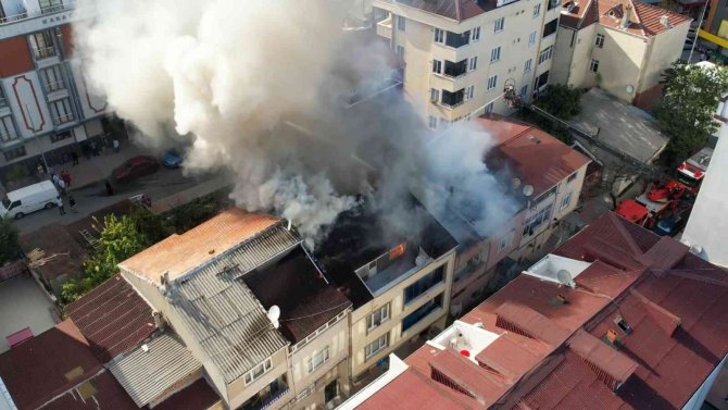 Arnavutköy’de 3 Katlı Binada Yangın Çıktı