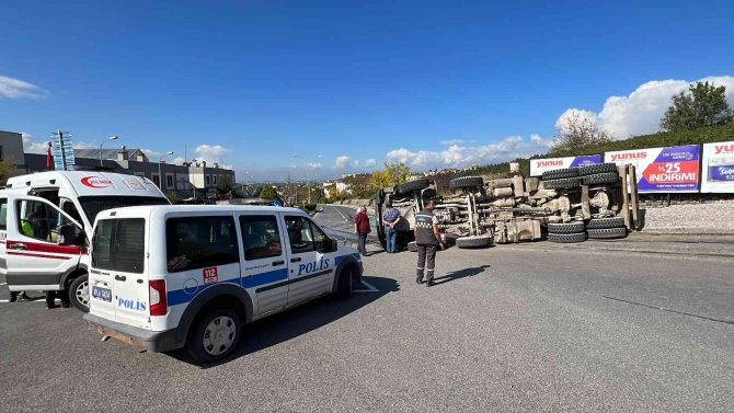 Çakıl Taşı Yüklü Kamyon Devrildi: 1’i Ağır 2 Yaralı