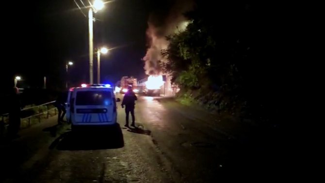 Park Halindeki Kamyonet Alevlere Teslim Oldu