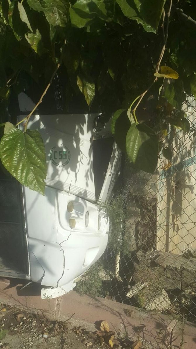 El Freni Çekilmeyen Toplu Taşıma Aracı Mezarlığa Girdi