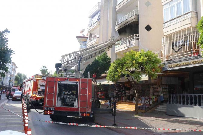 Turizm Acentesinde Çıkan Yangın Korkuttu