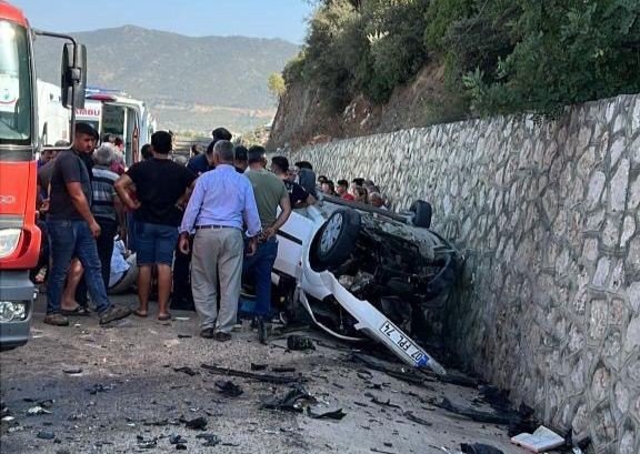 Antalya’da Feci Kaza: Dede İle 2 Yaşındaki Torunu Öldü, 4 Kişi Yaralandı