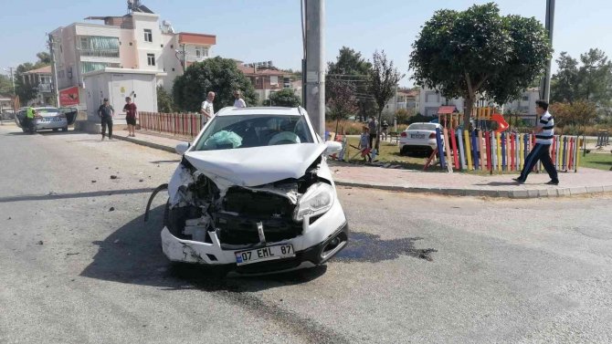 Yaralamalı Trafik Kazasına Karışan Otomobil, Çocuk Parkına Daldı
