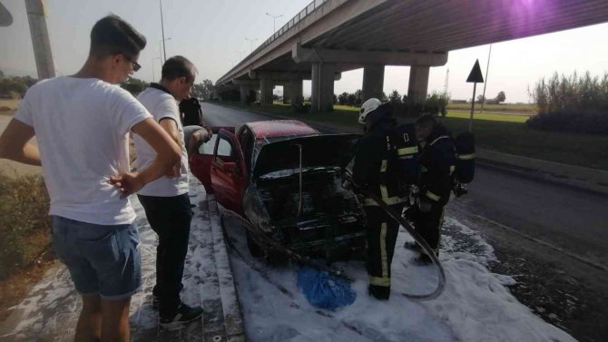 Manavgat’ta Hareket Halindeki Otomobil Yandı