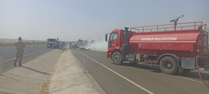 Yol Kenarında Yanan Kuru Otların Ateşi Seyir Halindeki Saman Yüklü Üç Tırı Küle Çevirdi