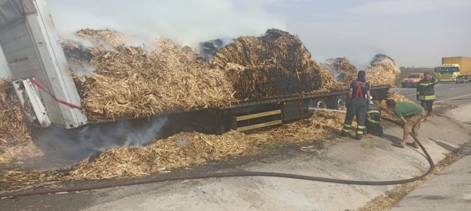 Yol Kenarında Yanan Kuru Otların Ateşi Seyir Halindeki Saman Yüklü Üç Tırı Küle Çevirdi