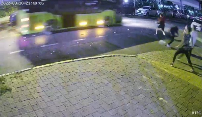 Beylikdüzü’nde Gençlerin Otobüs Taşlama Oyunu Kamerada