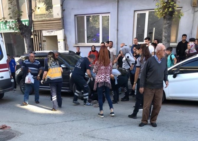 Kamyonetin Çarptığı Yaya Başka Bir Aracın Altında Sıkıştı