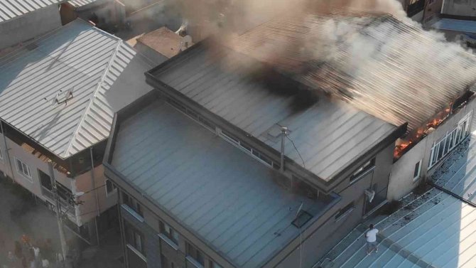 Bursa’da 5 Katlı Apartmanın Çatı Katında Çıkan Yangın Korku Dolu Anlar Yaşattı