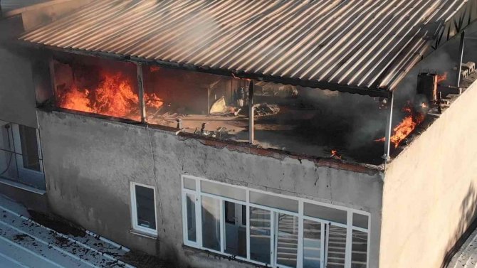 Bursa’da 5 Katlı Apartmanın Çatı Katında Çıkan Yangın Korku Dolu Anlar Yaşattı