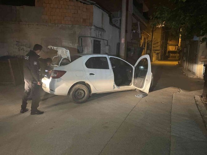 Bursa’da Çalıntı Araçla Polisten Kaçtı: 30 Kilometre Sonra Aracın Altında Kıskıvrak Yakalandı