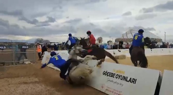 Atıyla Böyle Uçtu, Kırbaçlayıp Yoluna Devam Etti