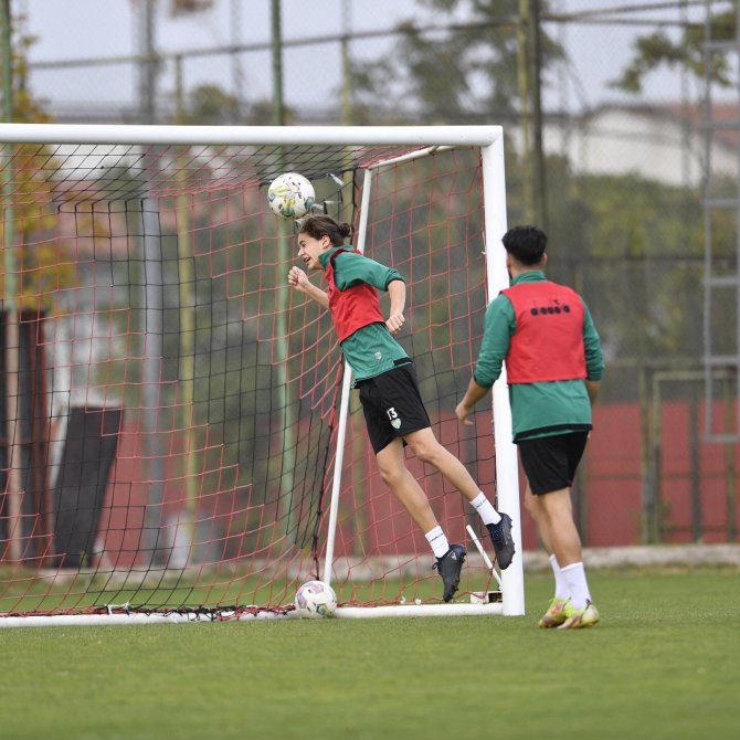 Bursaspor Son Antrenmanını Gençlerbirliği İ̇lhan Cavcav Tesisleri’nde Yaptı