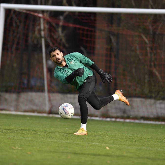 Bursaspor Son Antrenmanını Gençlerbirliği İ̇lhan Cavcav Tesisleri’nde Yaptı